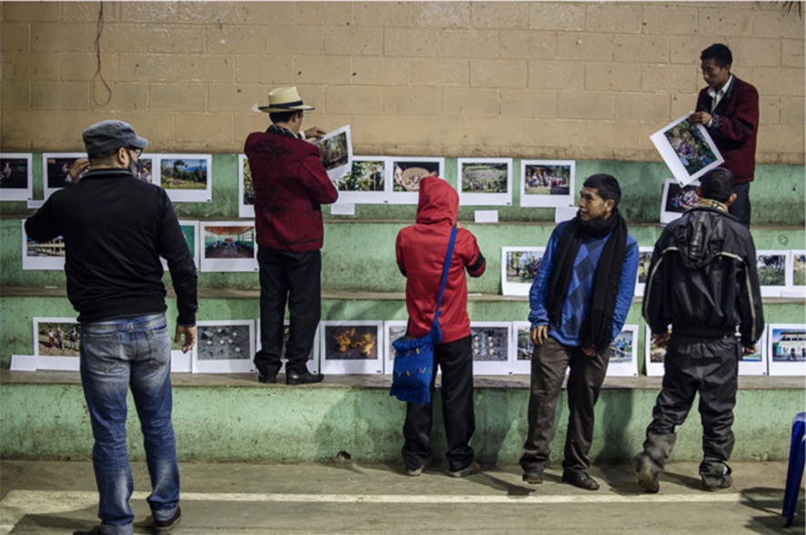 People preparing an exhibition for Historia Ixil del Siglo XX.